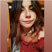 Studentessa universitaria impartisce lezioni private a studenti liceali per preparazione esame di maturità